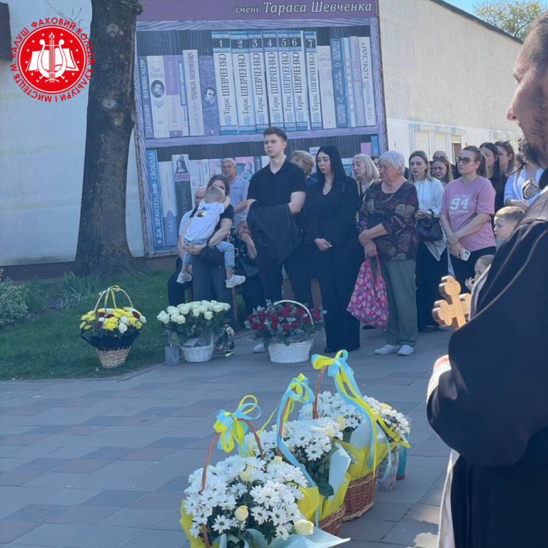 Детальніше про статтю Вшанування пам’яті Героїв: студенти коледжу допомогли в організації відкриття меморіальних дощок