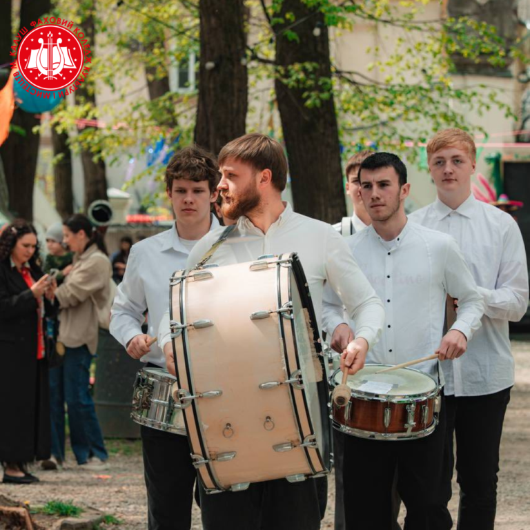 Детальніше про статтю Музична експресія в Палаці Потоцьких: студенти коледжу відкрили Мексиканський фестиваль в Івано-Франківську