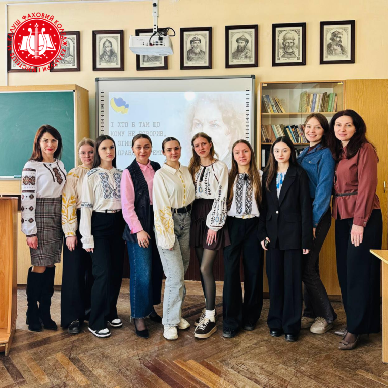 Детальніше про статтю Дотик до душі: у коледжі відбулося відкрите заняття, присвячене феномену Ліни Костенко